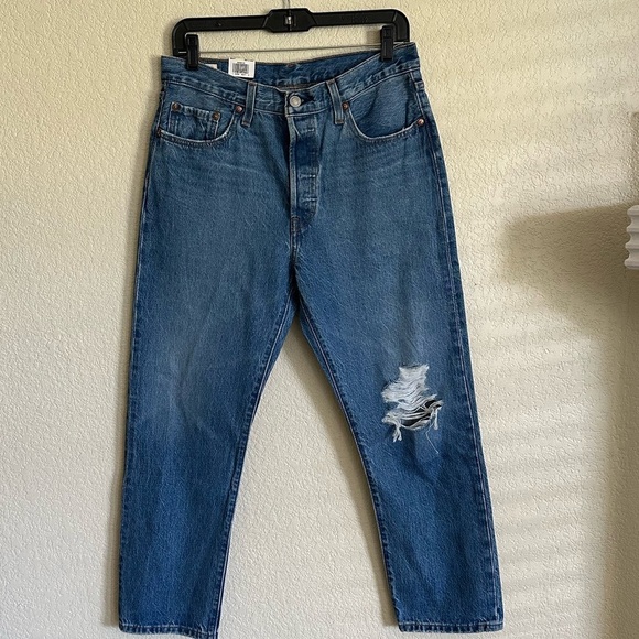 Levi's Women's 501 Cropped Jeans - NWT size 29x26 - Picture 1 of 7